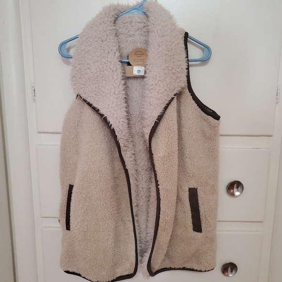 NWT CC Sherpa reversible vest - Picture 3 of 6